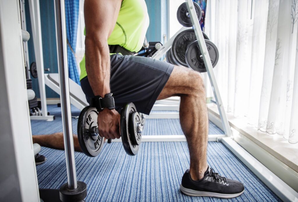 TESTOSTERONE & CARDIOVASCULAR DISEASE IN MEN 1 MUSCULAR MAN LIFTING WEIGHTS AT THE GYM EXERCISING FOR A HEALTHY LIFESTYLE T20 P3LEJJ 1536X1041 1